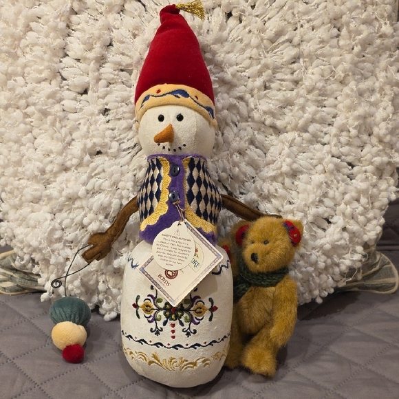 Jim Shore & Boyds 2009 "A Winters Day" Plush Snowman with Red Hat and Bear - Picture 14 of 16